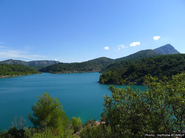 Lac de Bimont et vue sur les collines de Vauvenargues