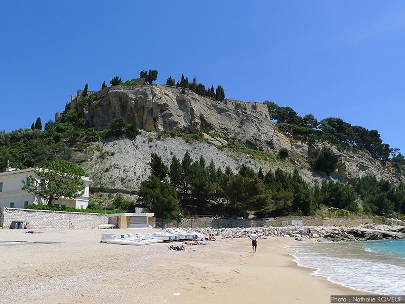 La Colline du Château vue de la plage de la Grande Mer à Cassis