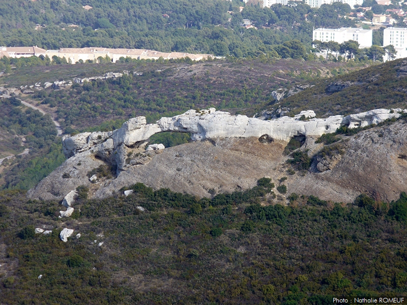 Pont naturel vu depuis la route des Crêtes entre Cassis et La Ciotat