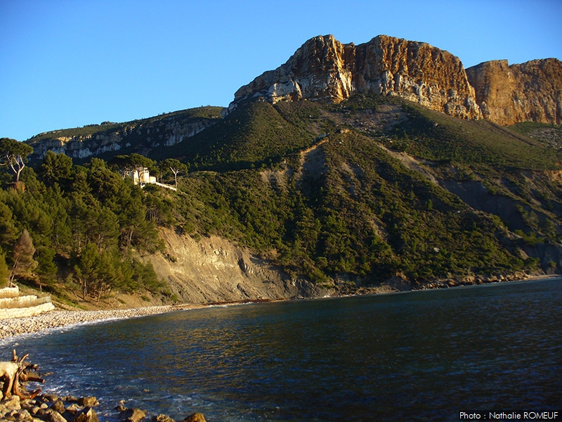 Falaises soubeyranes vues depuis la plage de l'Arène à Cassis