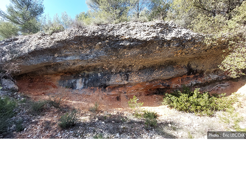 Affleurement montrant la discordance de l'Oligocène sur l'Albo-Cénomanien