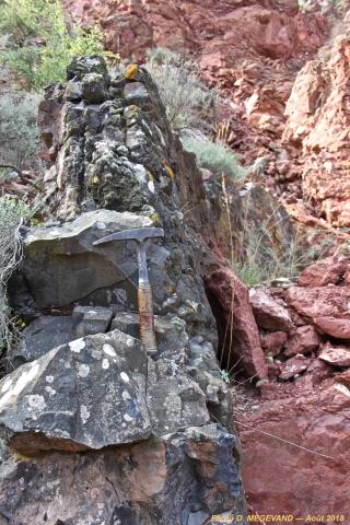 Filon basalte pliocène dans bauxite-Car.Issart Rouge/Carlencas— O.Mégevand-08_2018