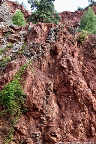 Filon basaltique dans bauxite-Car.Issart Rouge/Carlencas— O.Mégevand-08_2018